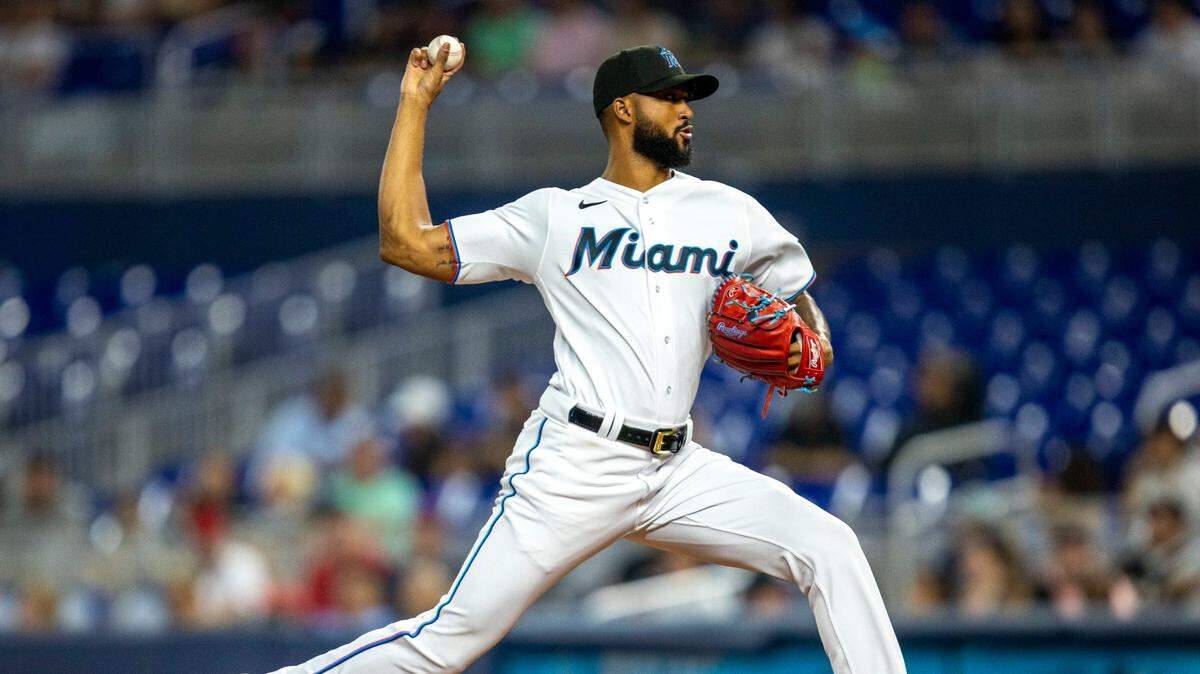 El abridor de los Marlins Sandy Alcántara lanza en el segundo inning del partido ante los Nacionales de Washington, celebrado el 8 de junio de 2022 en Miami.