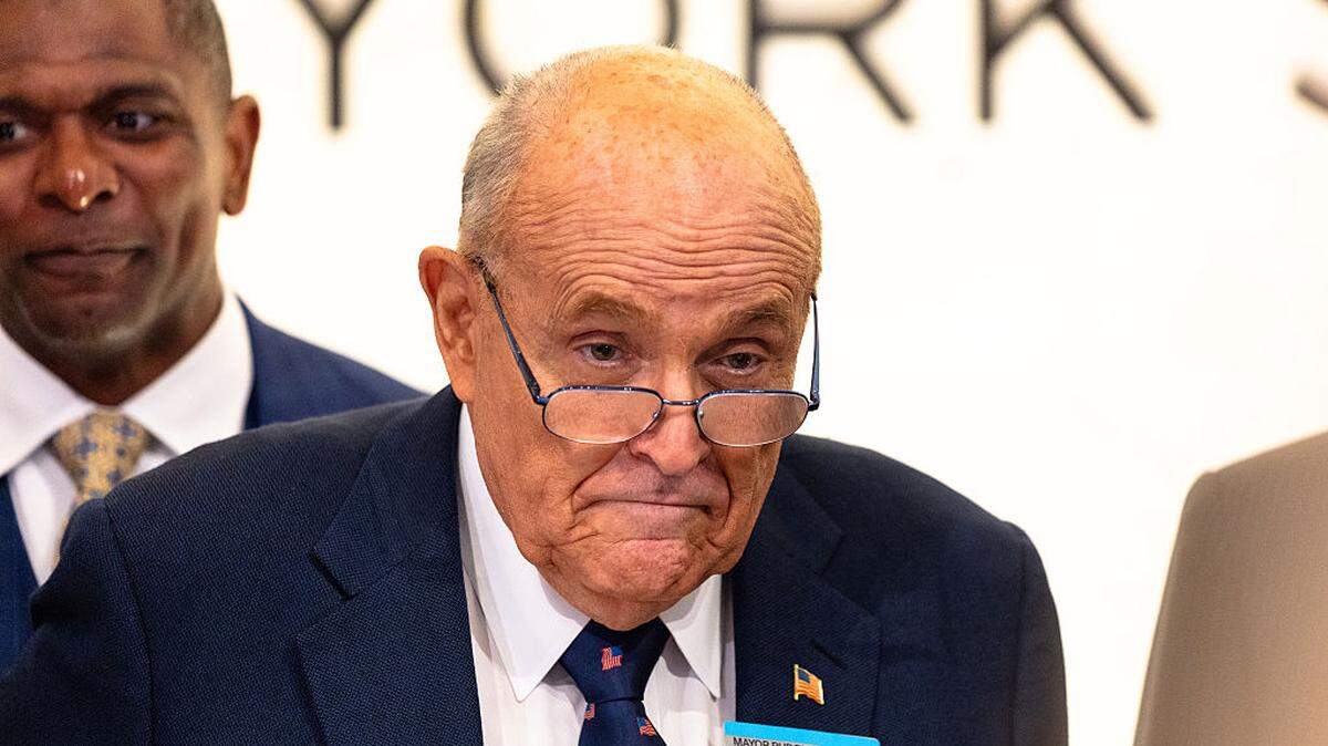 El exalcalde de la ciudad de Nueva York, Rudy Giuliani, acompaña a Chris Ruddy, director ejecutivo de Newsmax, a tocar la campana de apertura en la Bolsa de Nueva York durante la sesión matutina del 3 de abril de 2025 en la ciudad de Nueva York.