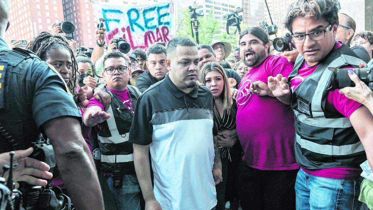 Kilmar Ábrego García (centro) y su esposa, Jennifer Vásquez Sura, ingresan a una oficina de campo de la Policía de Inmigración y Control de Aduanas de Estados Unidos (ICE) el lunes 25 de agosto de 2025 en Baltimore, Maryland.