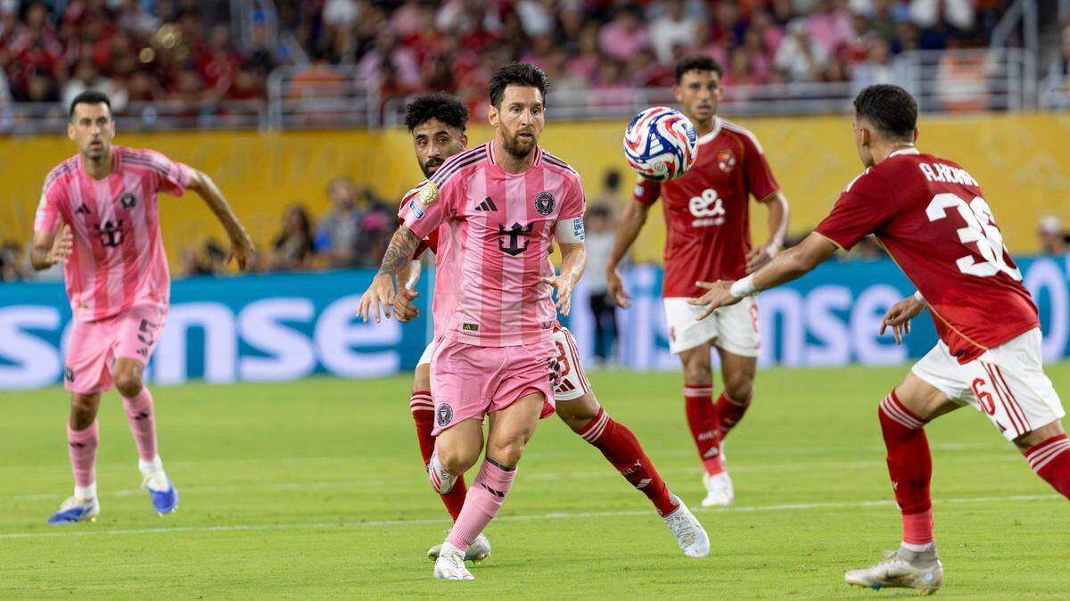 El astro del Inter Miami Lionel Messi trata de controlar la pelota ante la marca de Ahmed Koka, de Al Ahly, en el partido del Mundial de Clubes celebrado el 14 de junio de 2025 en el Hard Rock Stadium en Miami Gardens, Florida.