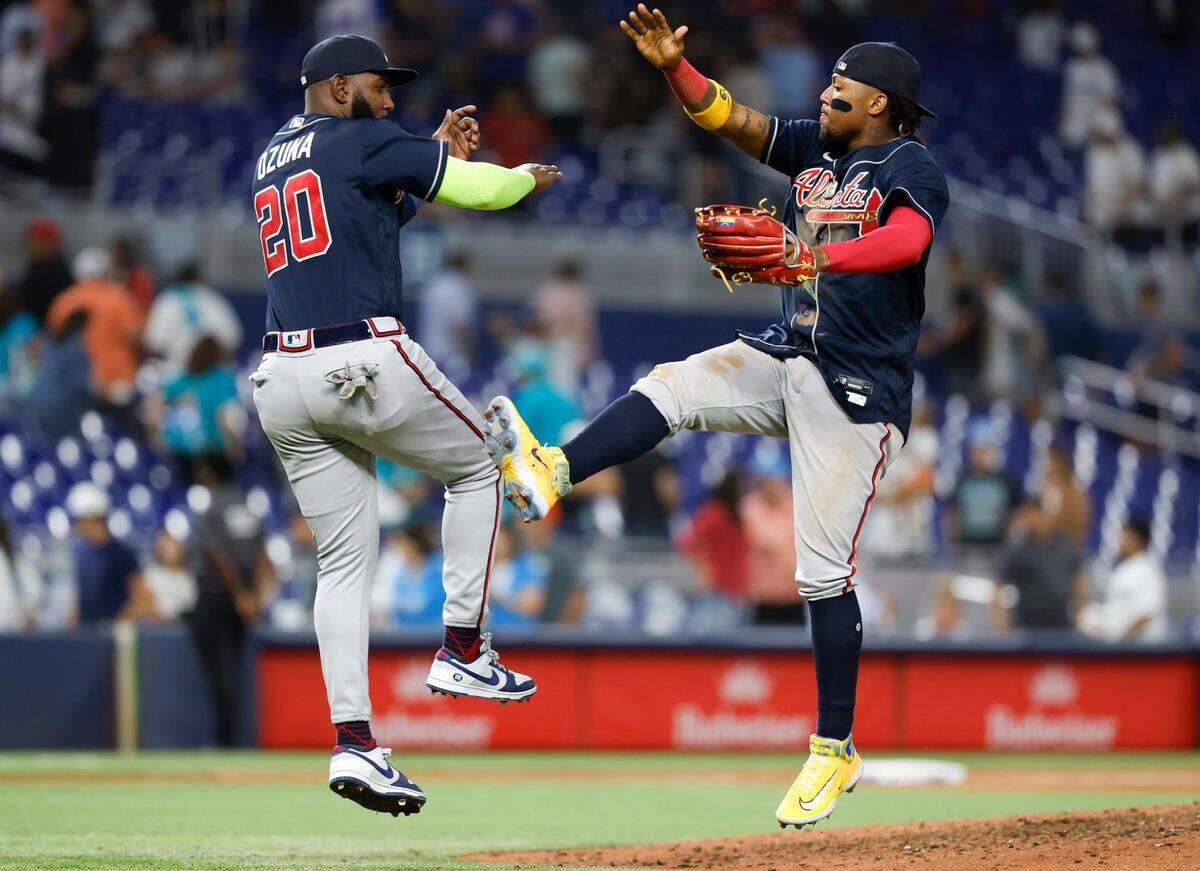 Ronald Acuña Jr. (der.) presenta linea ofensiva de .352/.440/.546 con cuatro cuadrangulares y 13 bases robadas abril, la cifra más alta de la Liga Nacional.