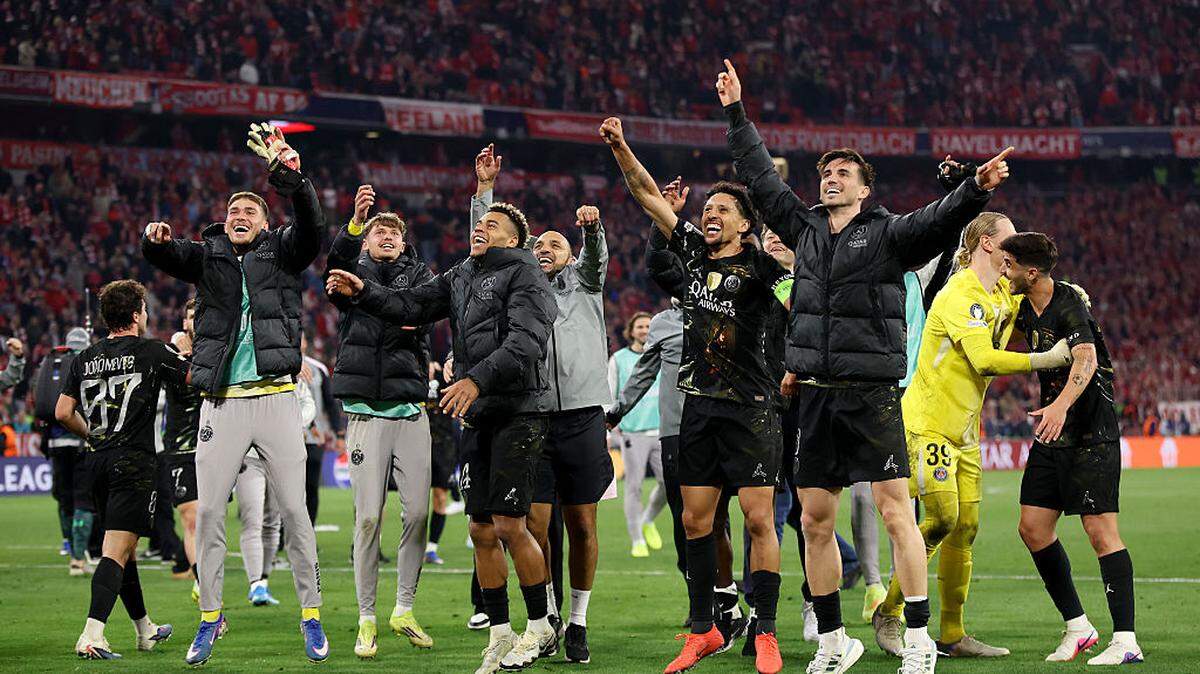 Los jugadores del Paris Saint-Germain celebran su avance a la final de la Liga de Campeones tras empatar con el Bayern Munich en el partido de vuelta de la semifinal,  efectuado el 6 de mayo de 2026 en Munich, Alemania.