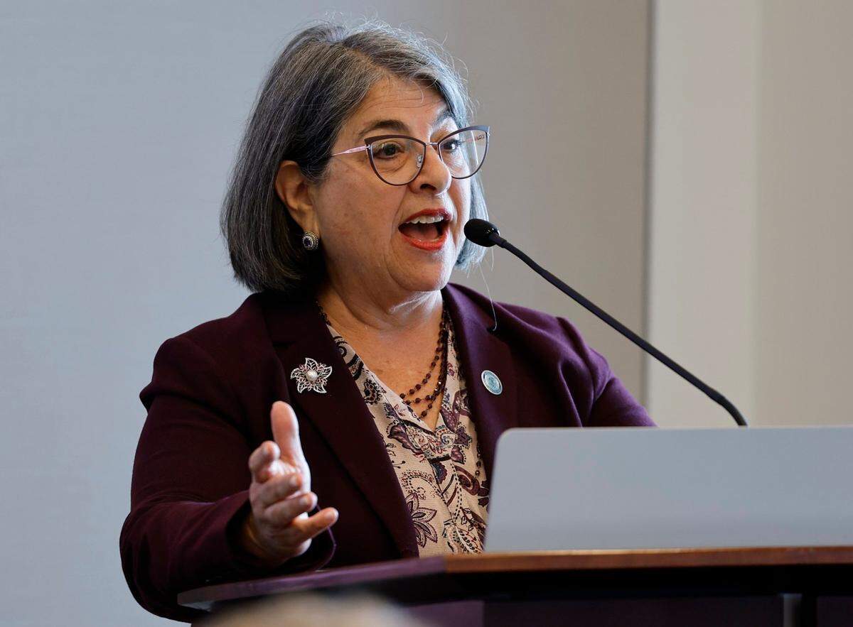 La alcaldesa del Condado Miami-Dade, Daniella Levine Cava, habla en la conferencia Miami Leadership Local en Miami el viernes 27 de octubre de 2023.