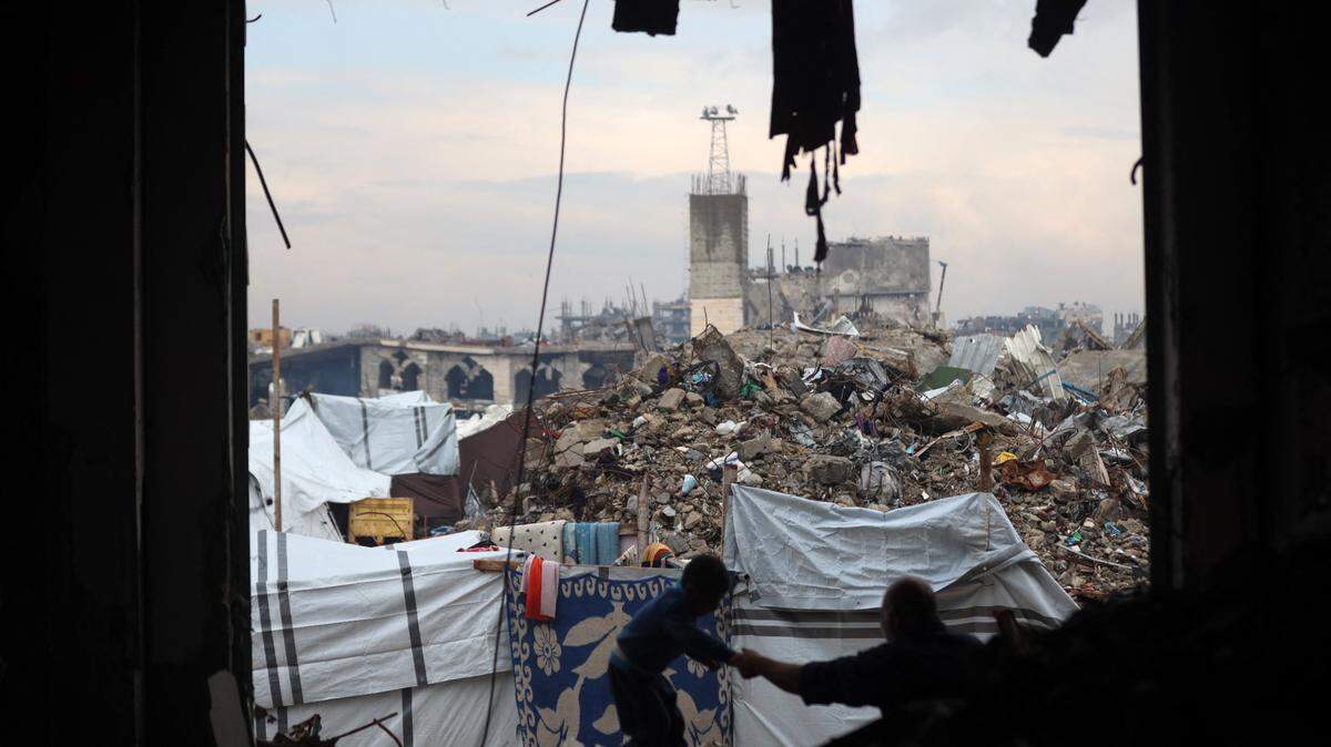 Palestinos caminan por un sector destruido por los bombardeos israelíes en Jabalia, un campo de refugiados en el norte de la Franja de Gaza, el miércoles 12 de febrero de 2025.