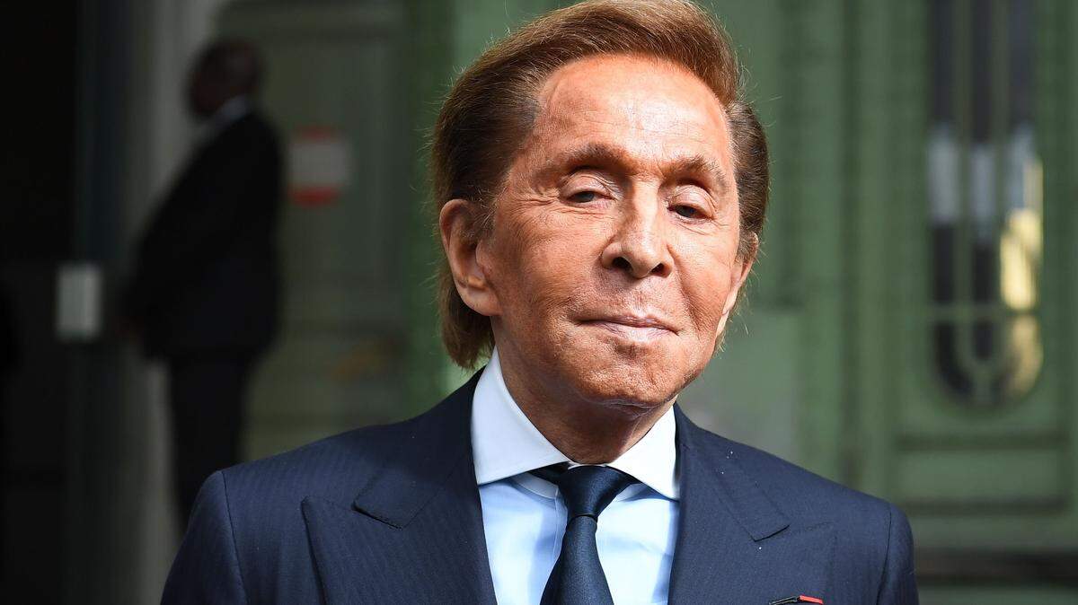 El diseñador de moda italiano Valentino Garavani llega al evento “Karl For Ever”, en homenaje al fallecido diseñador alemán Karl Lagerfeld, en el Grand Palais de París, el 20 de junio de 2019.