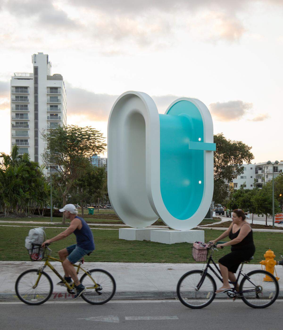 'Bent Pool', de Elmgreen y Dragset frente al Miami Beach Convention Center.