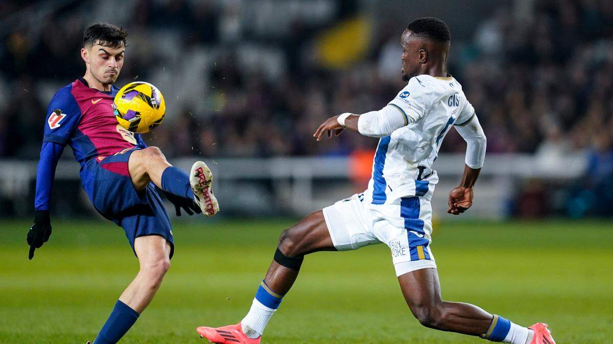 El jugador de Barcelona Pedri (izq.) lucha por la pelota con Cisse, del Leganés, en el partido celebrado el 15 de diciembre de 2024 en Barcelona.