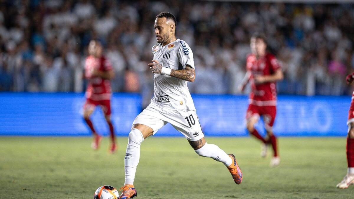 El astro Neymar anotó el primer gol olímpico de su carrera este domingo en la victoria 3-0 del Santos contra el Internacional de Limeira, de la cuarta división brasileña, en la última jornada de la fase de grupos del campeonato del estado de Sao Paulo.