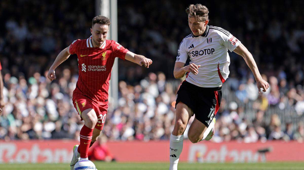 El jugador de Liverpool Diogo Jota (izq.) conduce el balón ante la marca de Sander Berge, del Fulham, en el partido celebrado el 6 de abril de 2025 en Londres.
