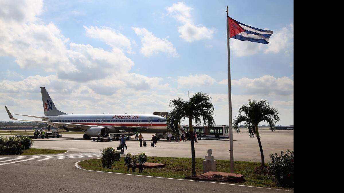 Pasajeros desembarcan de un vuelo fletado, operado por American Airlines, en el Aeropuerto Internacional José Martí de La Habana, el 19 de enero de 2015. 