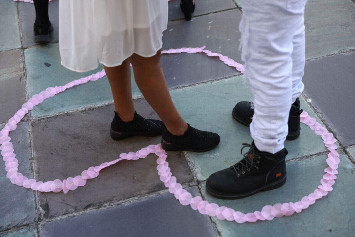 Vivir en pareja en Miami resta $29,316 en el presupuesto anual y significa un ahorro fundamental en alquiler, indicó el portal de bienes raíces Zillow. En la foto, una pareja en una boda colectiva en la corte de Miami-Dade el 14 de febrero del 2024. , in Miami, Florida.