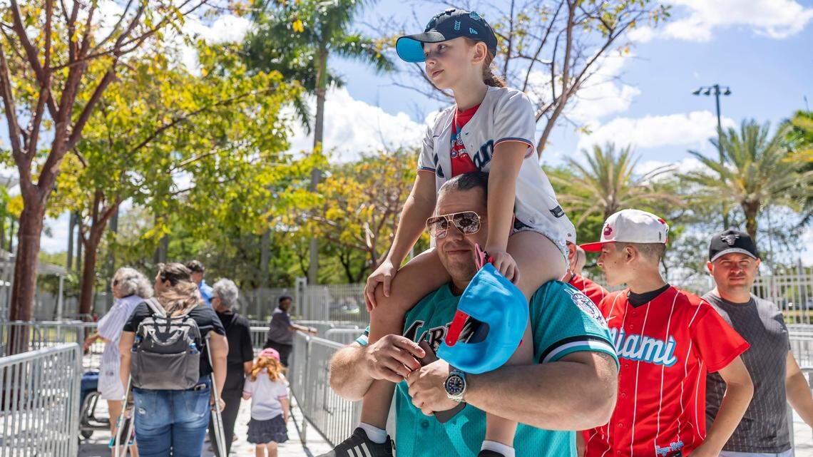 Manny Barr y su hija de nueve años Arianna llegan al loanDepot park para ver el partido entre los Marlins y los Piratas de Pittsburgh, celebrado el 27 de marzo de 2025 en Miami. 