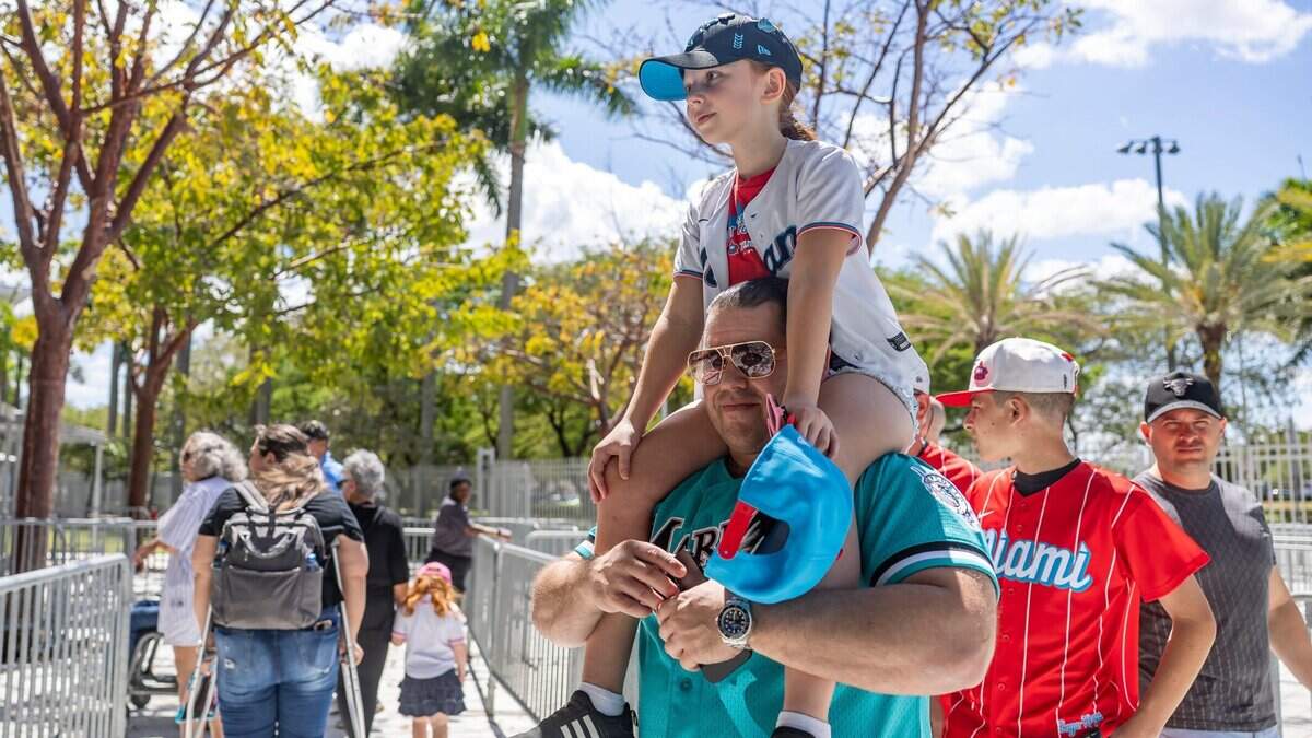 Manny Barr y su hija de nueve años Arianna llegan al loanDepot park para ver el partido entre los Marlins y los Piratas de Pittsburgh, celebrado el 27 de marzo de 2025 en Miami. 