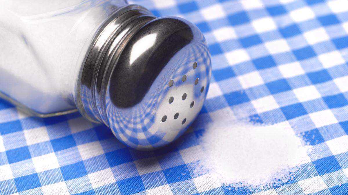 La ingesta de sal de mesa aporta el 90 % del sodio de nuestra dieta. Royalty-free