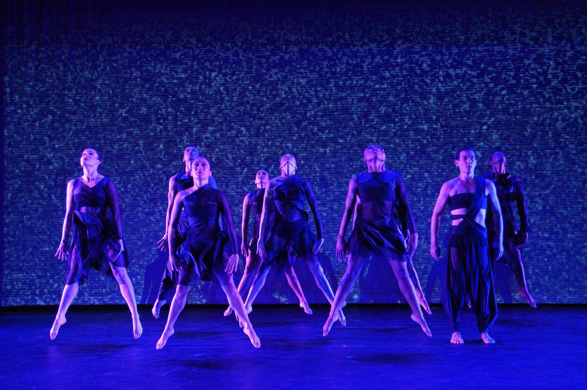 Los bailarines de Dance NOW Miami en “Puentes NO Muros”, de Hannah Baumgarten y Diego Salterini. 