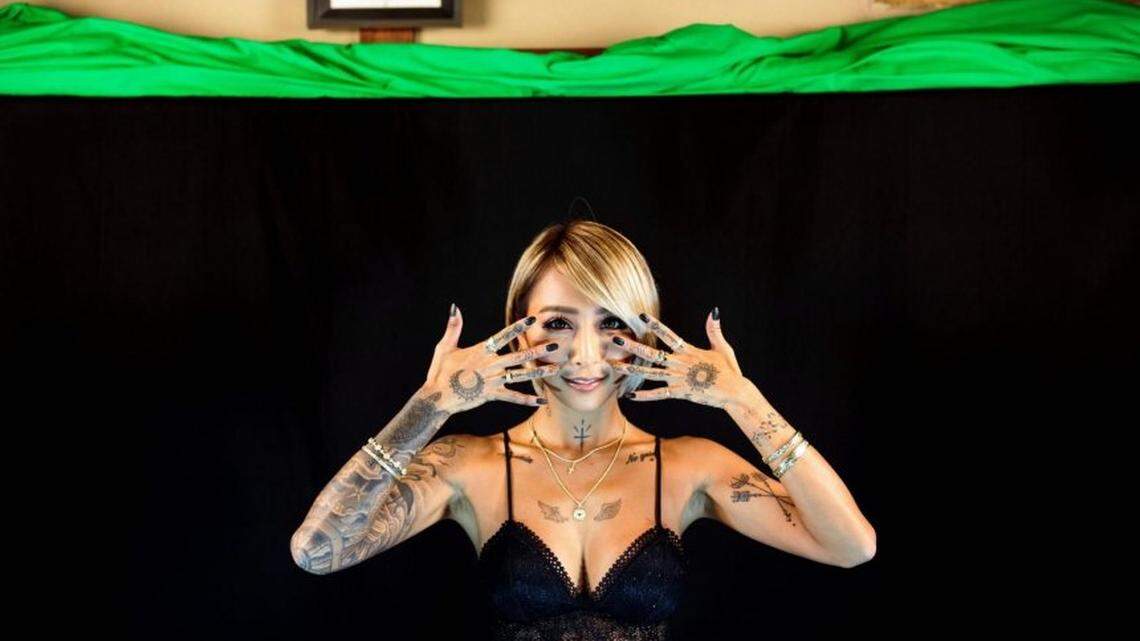 La ex estrella porno japonesa, Mana Izumi, muestra sus tatuajes.