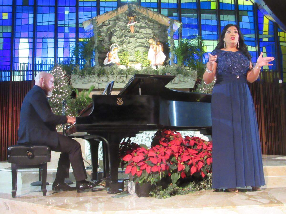 Marinel Cecilia, acompañada al piano por Roberto Berrocal en el concierto navideño anual de la serie St. Hugh-Steinway, aquí en diciembre de 2021. 