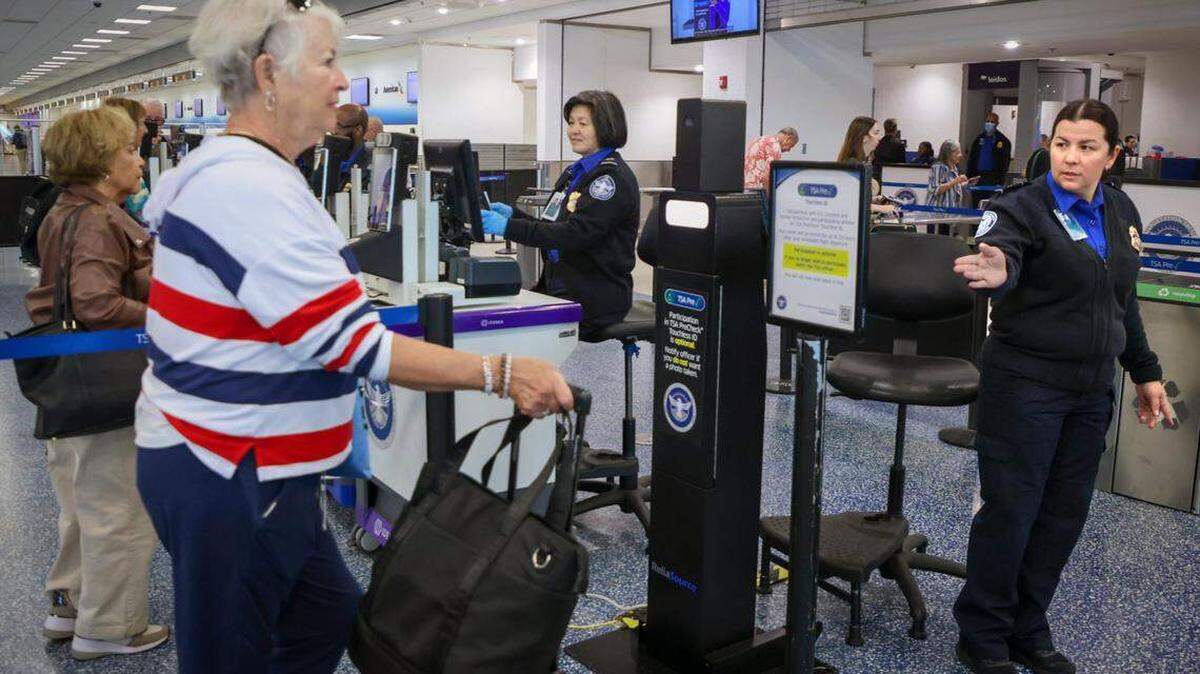 Foto de archivo de viajeros ante un control de seguridad de la TSA en el aeropuerto de Miami. 