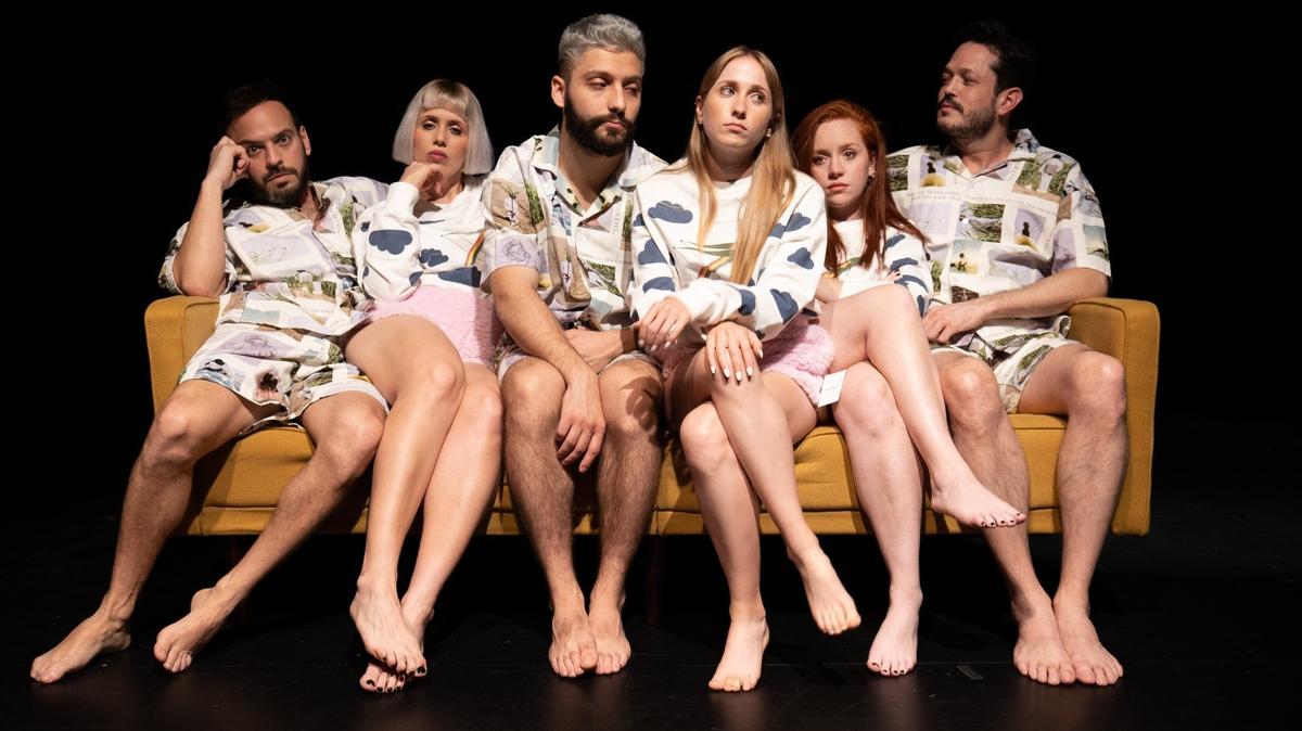 Elenco de ‘Así de simple’ (desde la izq) : Saúl Mendoza, Mica Plum, Abelardo Chahwan, Martina Lavignasse, Julie Lafuente y Ron Chávez