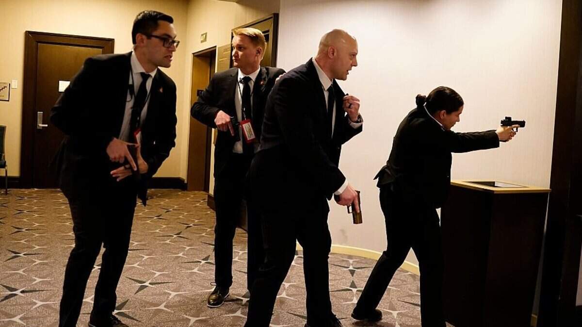 Agentes federales desenfundan sus armas tras un incidente en la cena anual de la Asociación de Corresponsales de la Casa Blanca, el 25 de abril de 2026, en Washington, DC. Según los informes, el presidente Donald Trump, junto con otros funcionarios del gobierno, fueron evacuados del Washington Hilton después de lo que sonó como disparos.