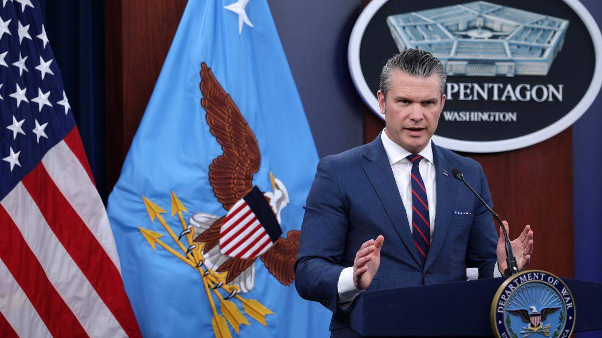 El secretario de Guerra de Estados Unidos, Pete Hegseth, habla durante una conferencia de prensa en el Pentágono el 2 de marzo de 2026 en Arlington, Virginia.
