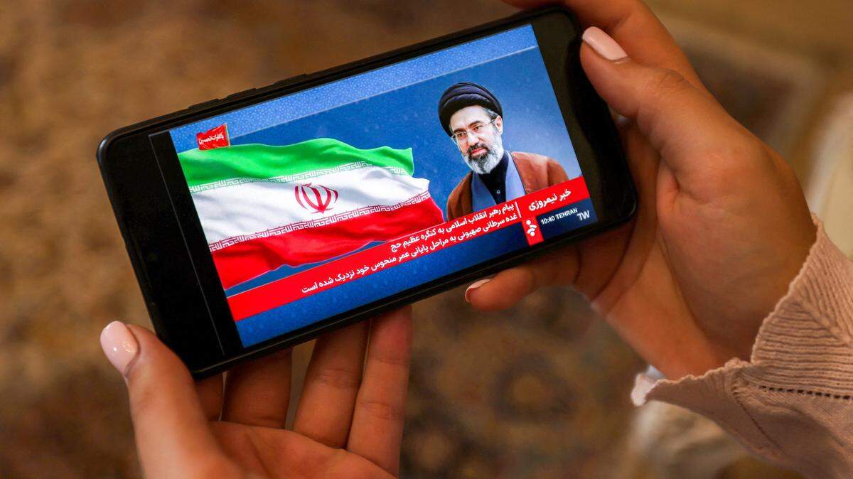 Una mujer observa una transmisión televisiva difundida en nombre del líder supremo de Irán, Mojtaba Khamenei, en Teherán, el 26 de mayo de 2026.