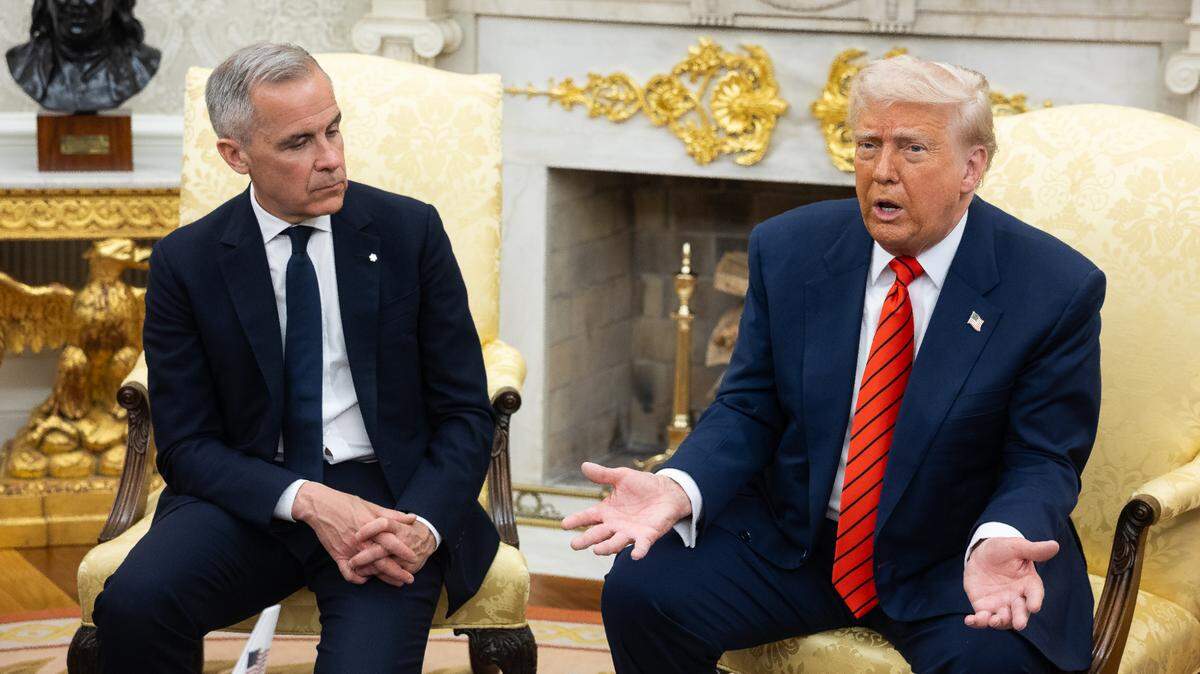 El primer ministro canadiense, Mark Carney, se reúne con el presidente de Estados Unidos, Donald Trump, en el Despacho Oval de la Casa Blanca el 6 de mayo de 2025. 