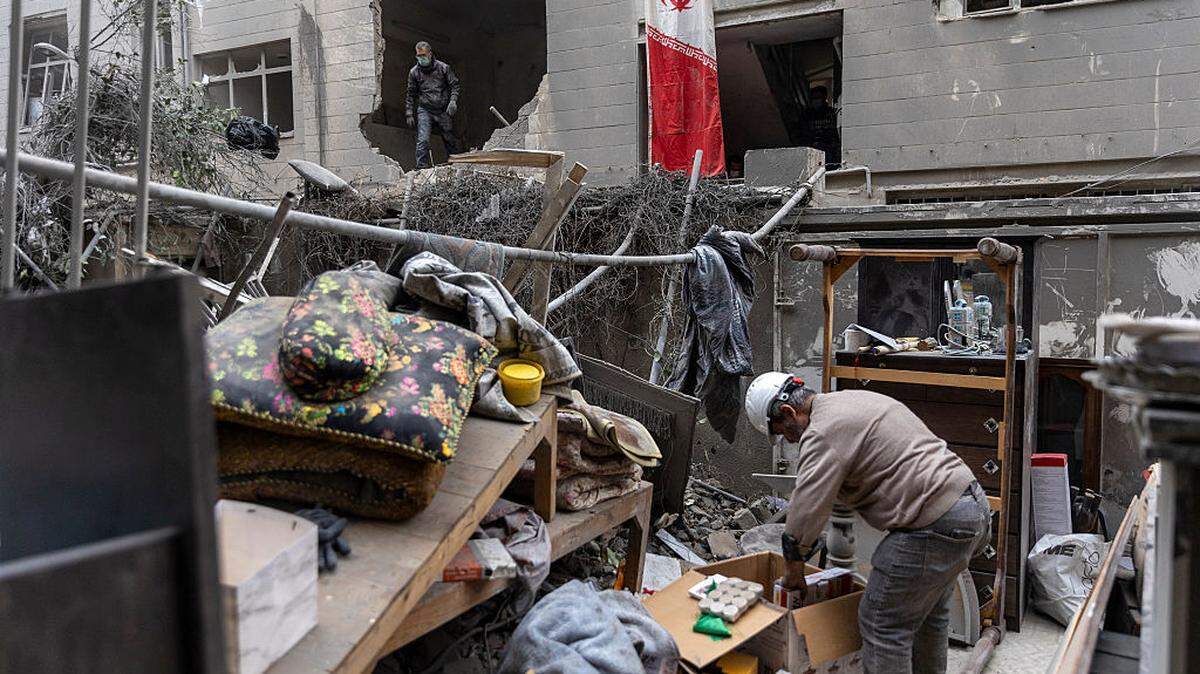 Varias personas remueven los escombros de una casa en el distrito de Beryanak después de que resultara dañada por ataques con misiles dos días antes, el domingo 15 de marzo de 2026 en Teherán, Irán.