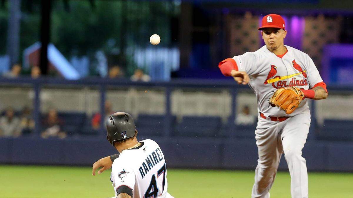 El jardinero de los Marlins Harold Ramírez es puesto out en segunda base por el torpedero de los Cardenales Yario Muñoz, en el segundo inning del partido celebrado el 10 de junio de 2019 en Miami.