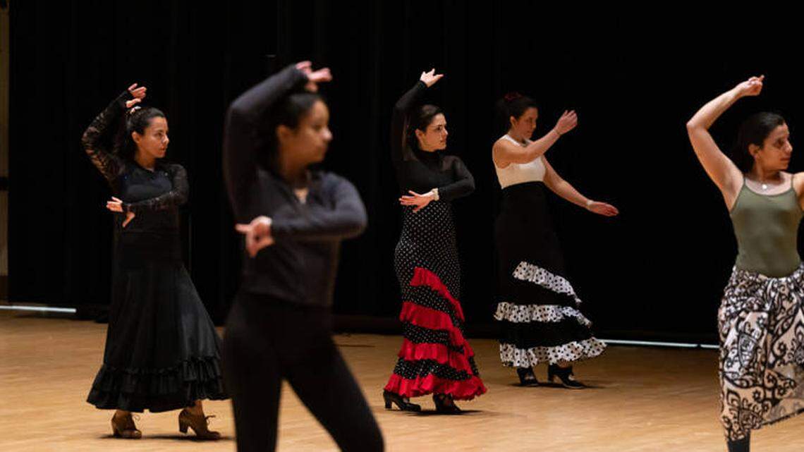 Celebración gratuita que revive las tradiciones flamencas en el Arsht Center con talleres interactivos, sesiones culturales prácticas y momentos festivos de bebida y fotos.