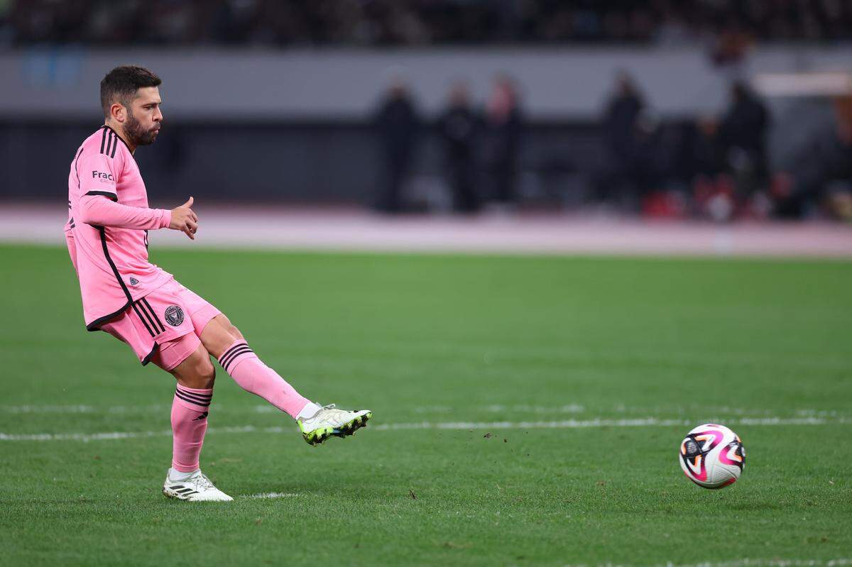 El defensa del Inter Miami Jordi Alba dispara a puerta en la tanda de penales ante Vissel Kobe, en el partido de pretemporada celebrado el 7 de febrero de 2024 en Tokio, Japón.