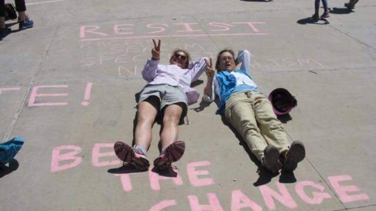 Adrienne Evans a la derecha, junto a la activista Annette Mendoza, frente al centro de detención de Tornillo, Texas, el día del padre de este año.