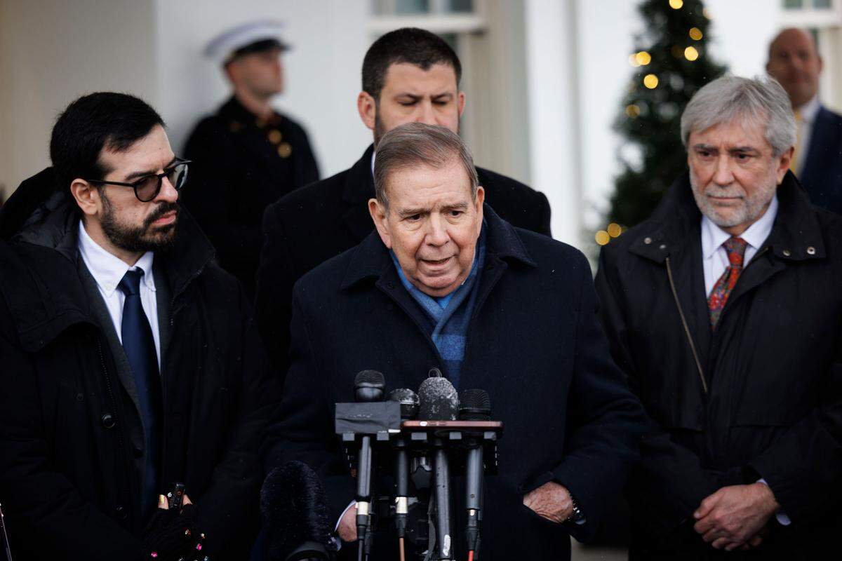 El líder opositor venezolano Edmundo González Urrutia ofrece una conferencia de prensa en la Casa Blanca, Washington, D.C., tras su reunión con el presidente de Estados Unidos, Joe Biden, el lunes 6 de enero de 2025.