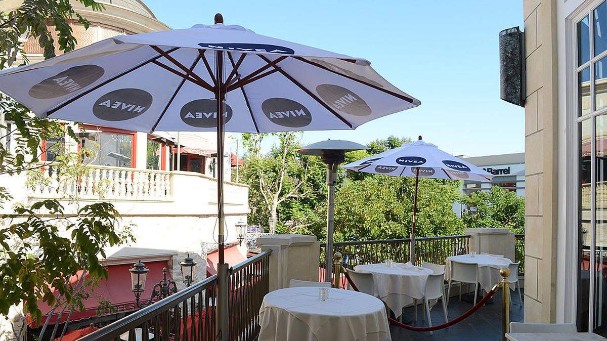 Una mujer murió tras ser golpeada por un parasol cuando se encontraba en un restaurante, situado junto a un lago en Carolina del Sur, azotado por ráfagas de fuertes vientos, informaron este lunes las autoridades.