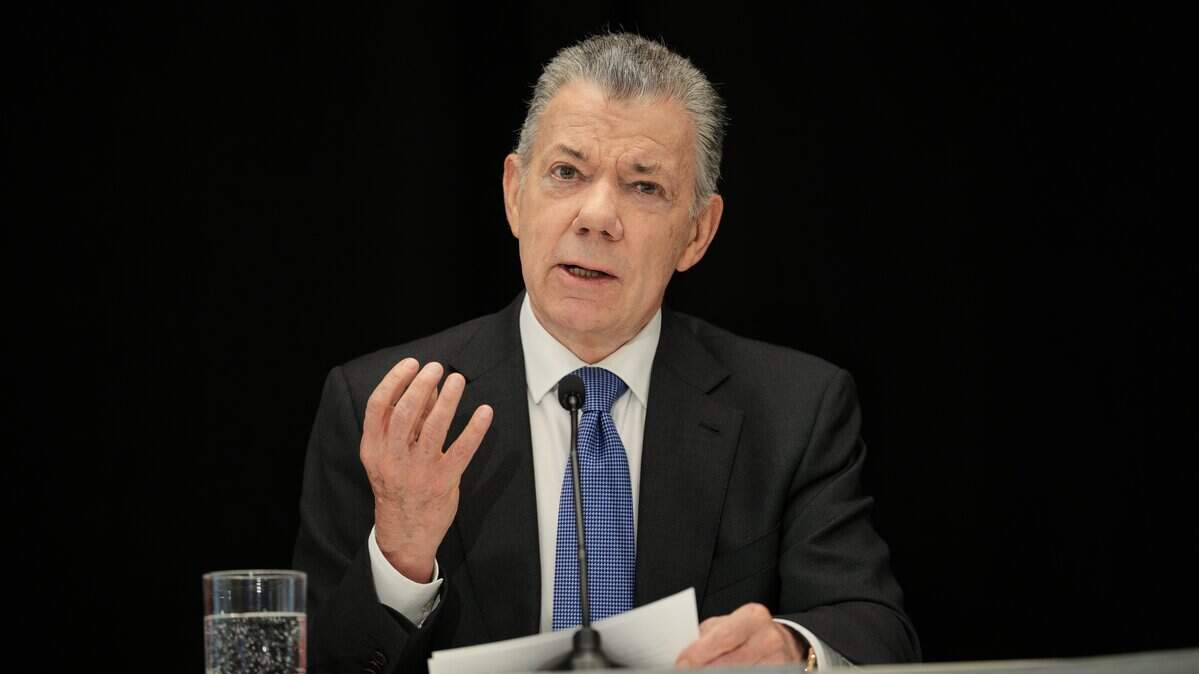 Juan Manuel Santos, ex presidente de Colombia y Premio Nobel de la Paz, habla durante la revelación del reloj del Día del Juicio de 2025 organizada por The Bulletin of the Atomic Scientists en el United States Institute of Peace el 28 de enero de 2025 en Washington, DC.