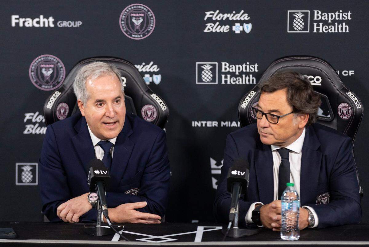 El propietario gerente del Inter Miami, Jorge Mas (izq.), y el presidente de operaciones de fútbol del equipo, ​​Raúl Sanllehi, responden preguntas en la conferencia de prensa donde Gerardo Martino anunció de forma oficial que dejaba el cargo de entrenador del club rosanegro, celebrada el 22 de noviembre de 2024 en el Chase Stadium, en Fort Lauderdale, Florida.