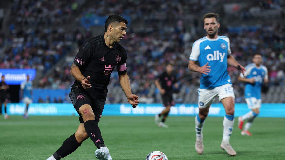 El delantero del Inter Miami Luis Suárez corre con el balón durante el partido de la MLS contra Charlotte FC, celebrado el 14 de marzo de 2026 en el Bank of America Stadium de Charlotte, Carolina del Norte.