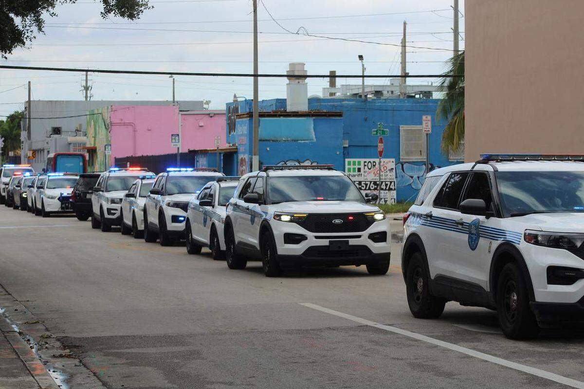 Vehículos policiales de la ciudad de Miami se alinean cerca del Hospital Jackson Memorial el martes 28 de octubre de 2025, en honor al oficial de la Policía de Miami Beach David Cajuso, quien murió ese mismo día en un accidente de motocicleta en la autopista I-75, cerca de Hialeah. Devoun Cetoute — dcetoute@miamiherald.com