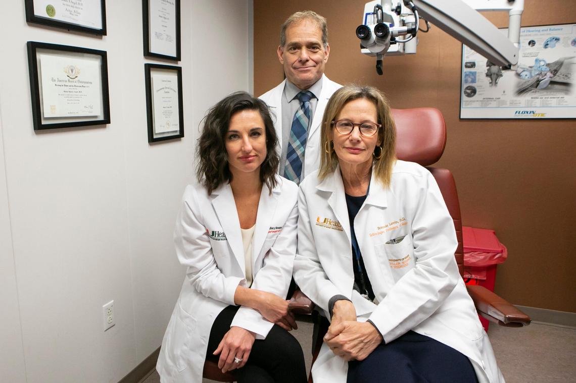 De izquierda a derecha, los doctores de la Escuela de Medicina de la Universidad de Miami Hillary Snapp, Michael E. Hoffer y Bonnie E. Levin.