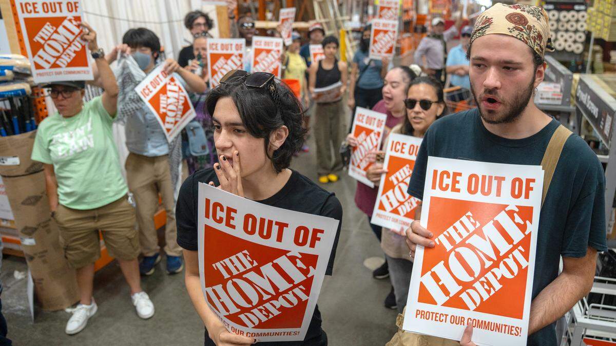 Decenas de personas con pancartas que dicen “ICE out of Home Depot” (ICE fuera de Home Depot), protestan en contra de las redadas migratorias de la Policía de Inmigración en esta cadena de tiendas, el 5 de julio de 2025, en East Windsor, Nueva Jersey.
