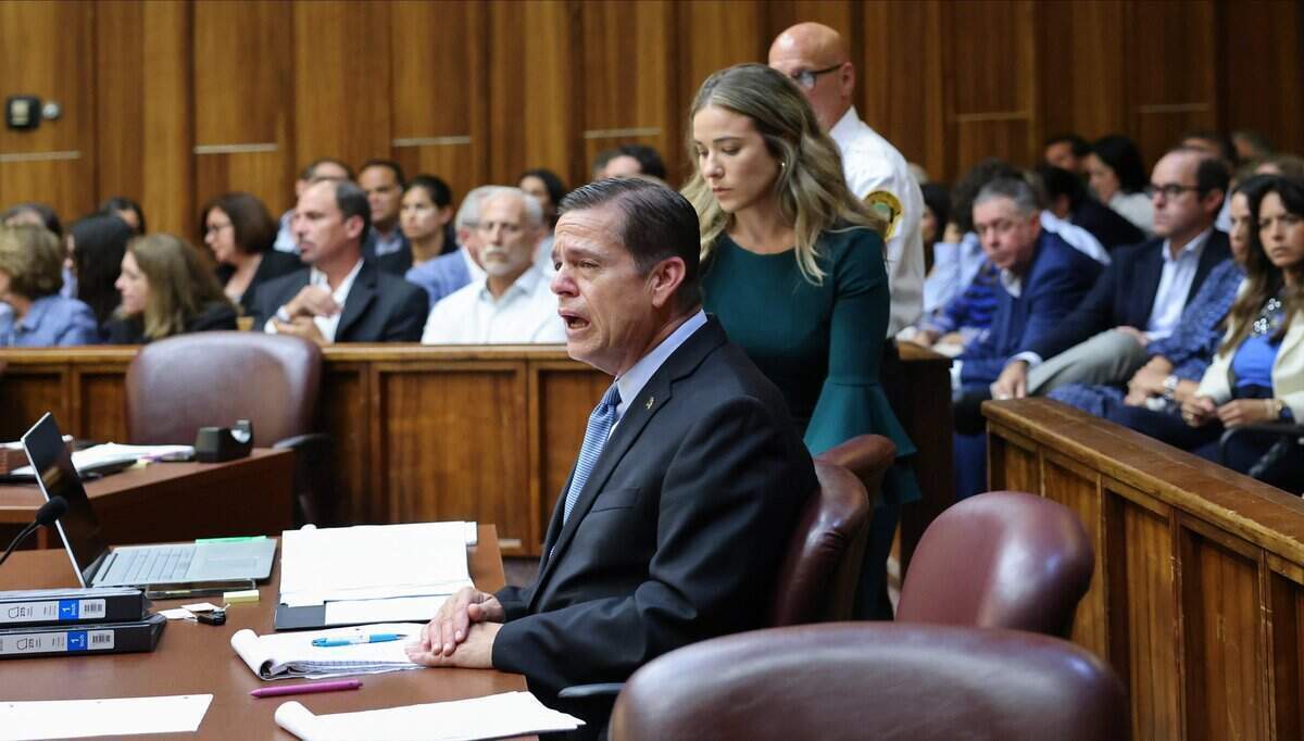 George Pino reacciona después de que Laura Adams, fiscal del estado, expusiera el caso en su contra durante los alegatos iniciales el lunes 8 de junio de 2026, en el Tribunal de Circuito de Miami-Dade. Pino enfrenta dos cargos de delito grave tras el accidente de barco de 2022 en el que murió Lucy Fernández, de 17 años. Carl Juste cjuste@miamiherald.com