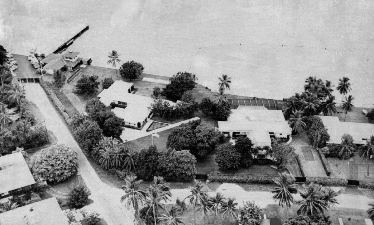 Esta vista de 1974 muestra las tres viviendas, una de ellas ocupada por el expresidente Richard Nixon en Key Biscayne. Detrás de su casa, que contaba con una piscina cubierta, se observa la red antitiburones en la bahía de Biscayne. En la parte superior izquierda se encuentra su helipuerto. La vivienda contigua al helipuerto se utilizaba para alojar al personal del Servicio Secreto. Archivo del Miami Herald.