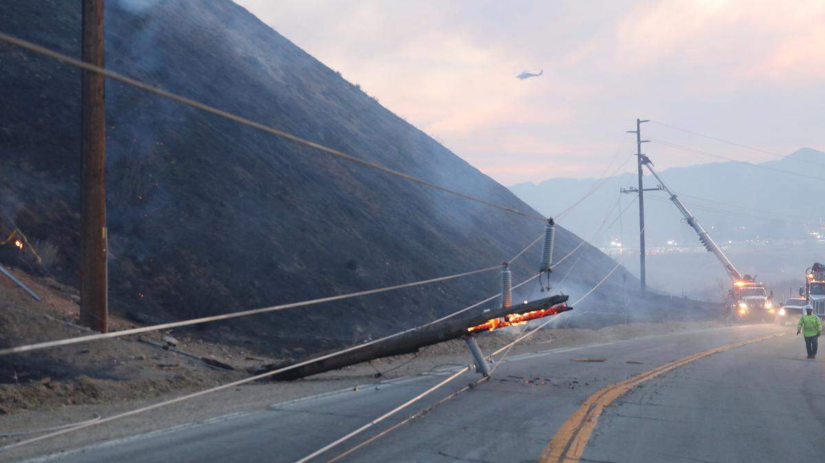 Líneas eléctricas dañadas en medio de un incendio forestal se observan en una colina en Castaic, Los Ángeles, California, Estados Unidos, el 22 de enero de 2025.