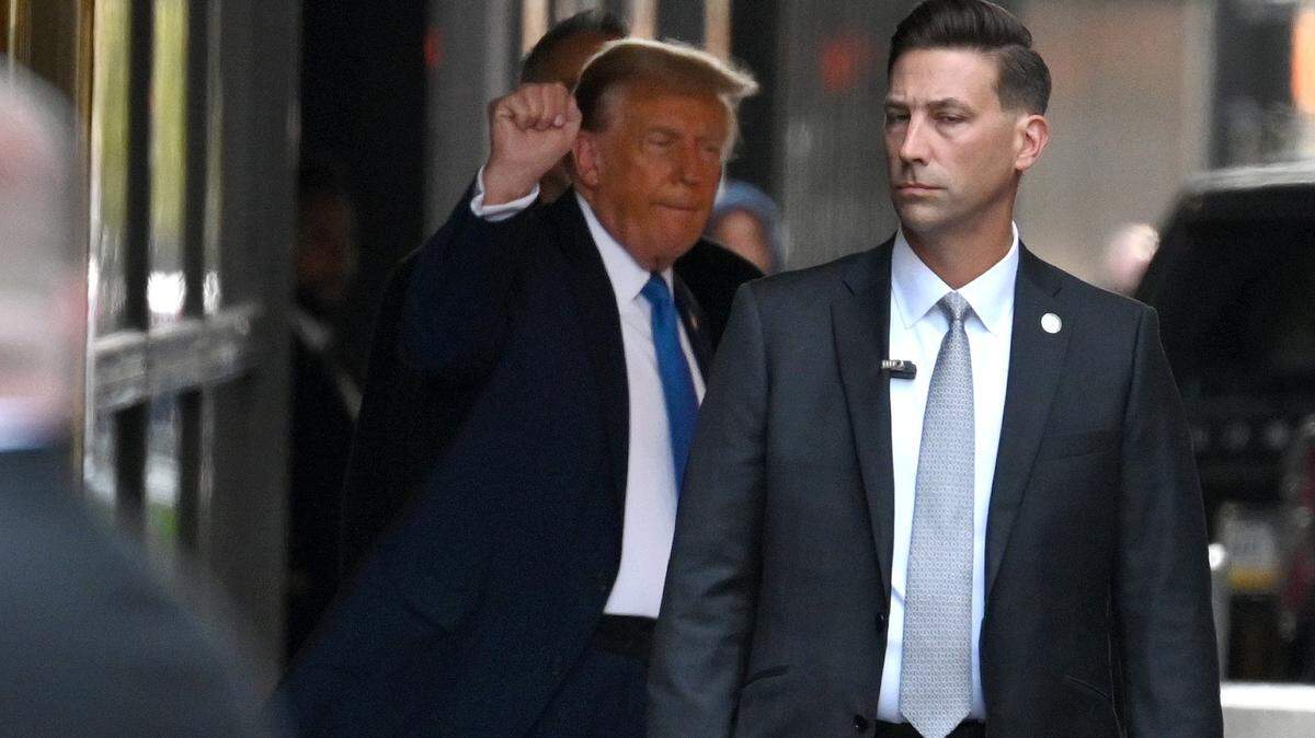 El expresidente Donald Trump sale del Trump Tower para ir al tribunal de Manhattan en donde está siendo enjuiciado por pagos ilegales a la actriz porno Stormy Daniels, en Nueva York, el lunes 22 de abril de 2024.