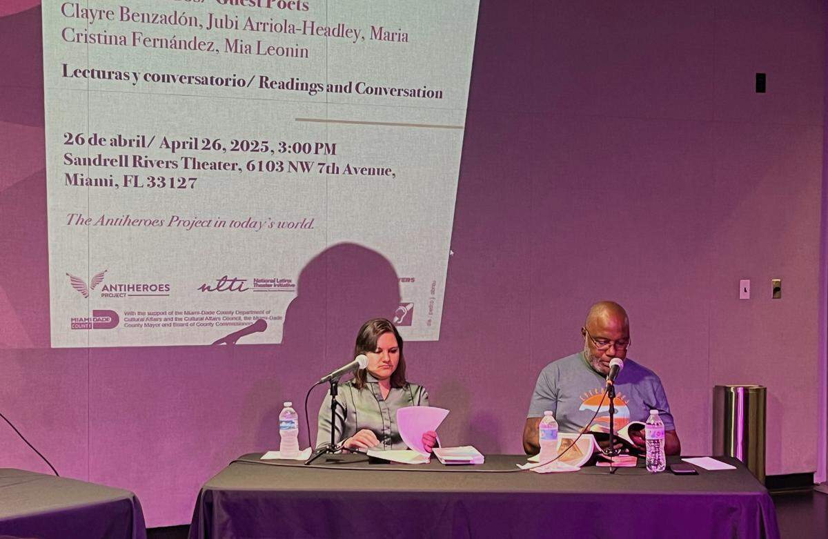 Los poetas Clayre Benzadón y Jubi Arriola-Headley en el evento “La escritura de la ausencia”. 