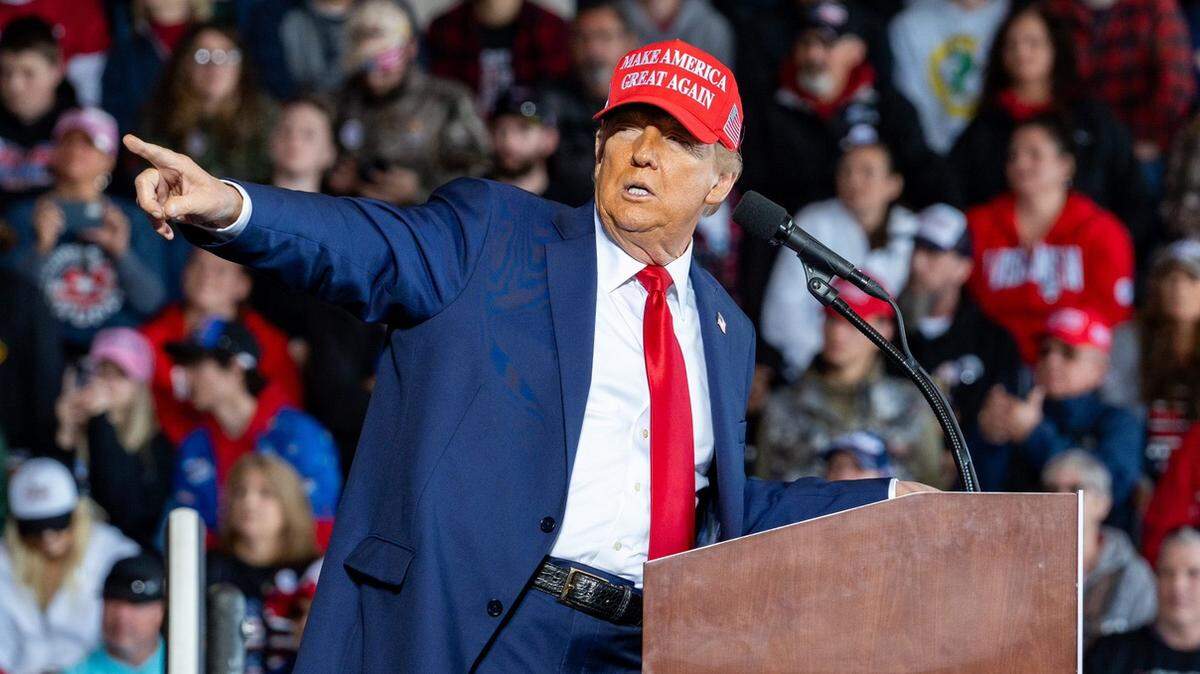 El expresidente Donald Trump da un discurso ante sus seguidores en el Aeropuerto del Condado Dodge, en Juneau, Wisconsin, el domingo 6 de octubre de 2024.