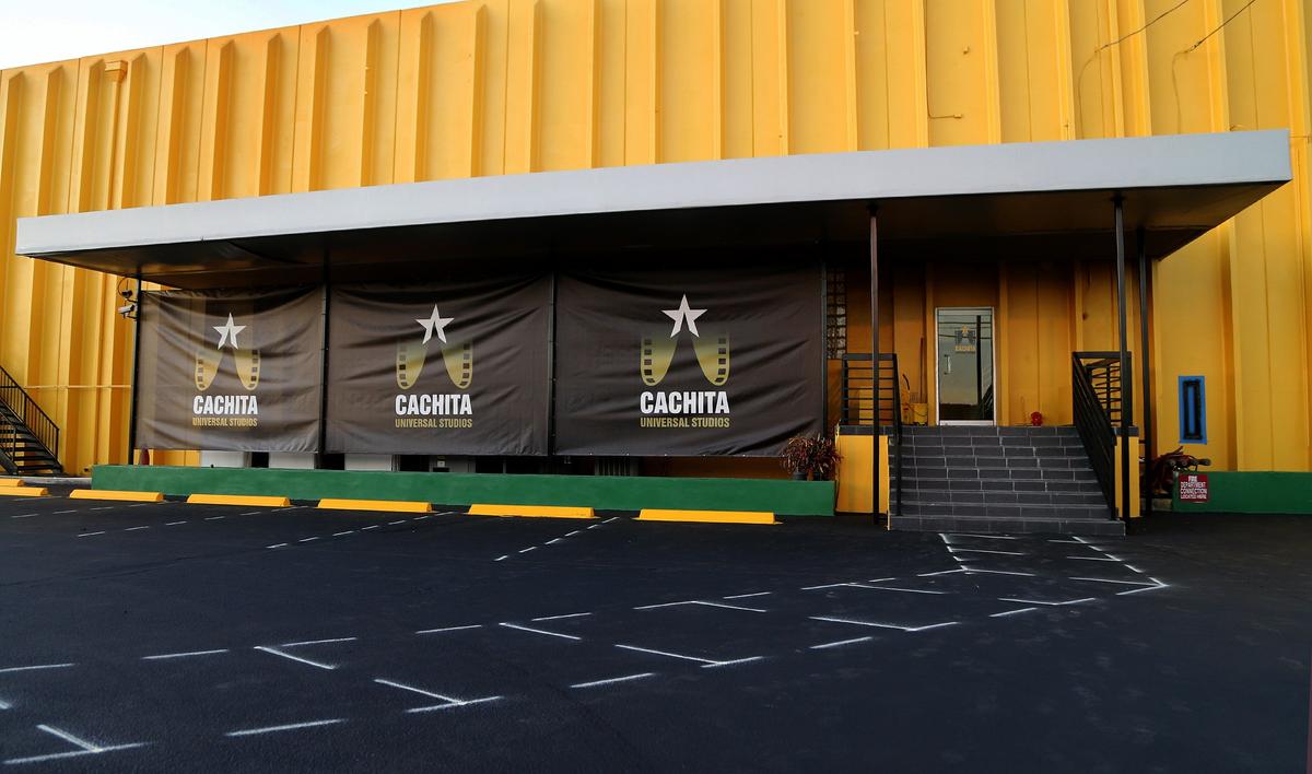 Cachita Universal Studios, en el noroeste de Miami, cuenta con espacios de grabación para televisión, cine, podcast,y camerinos, oficinas.