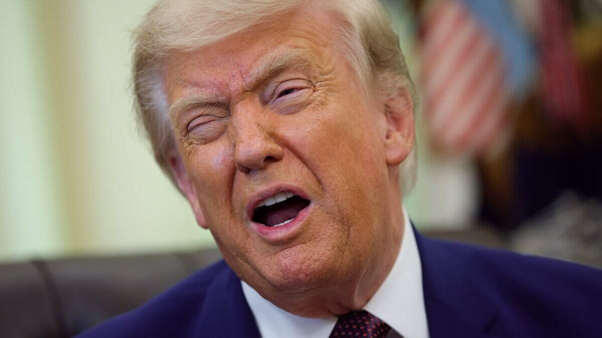 El presidente de Estados Unidos, Donald Trump, reacciona durante un evento en el Despacho Oval de la Casa Blanca el 3 de junio de 2026 en Washington, DC. Trump firmó órdenes ejecutivas relacionadas con el fortalecimiento de la aplicación de las normas aduaneras y reformas de las leyes laborales federales.
