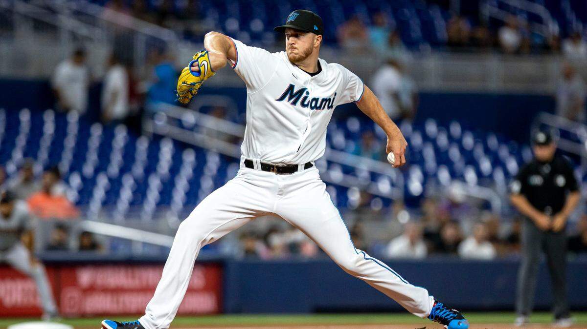 El abridor de los Marlins Trevor Rogers lanza en el primer inning del partido ante los Diamondbacks de Arizona, celebrado el 3 de mayo de 2022 en el loanDepot park en Miami.