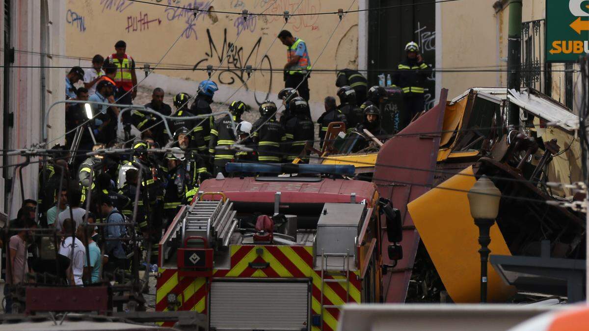 Bomberos y rescatistas realizan labores de búsqueda en el lugar donde un famoso funicular se descarriló, el miércoles 3 de septiembre de 2025, en Lisboa, Portugal.